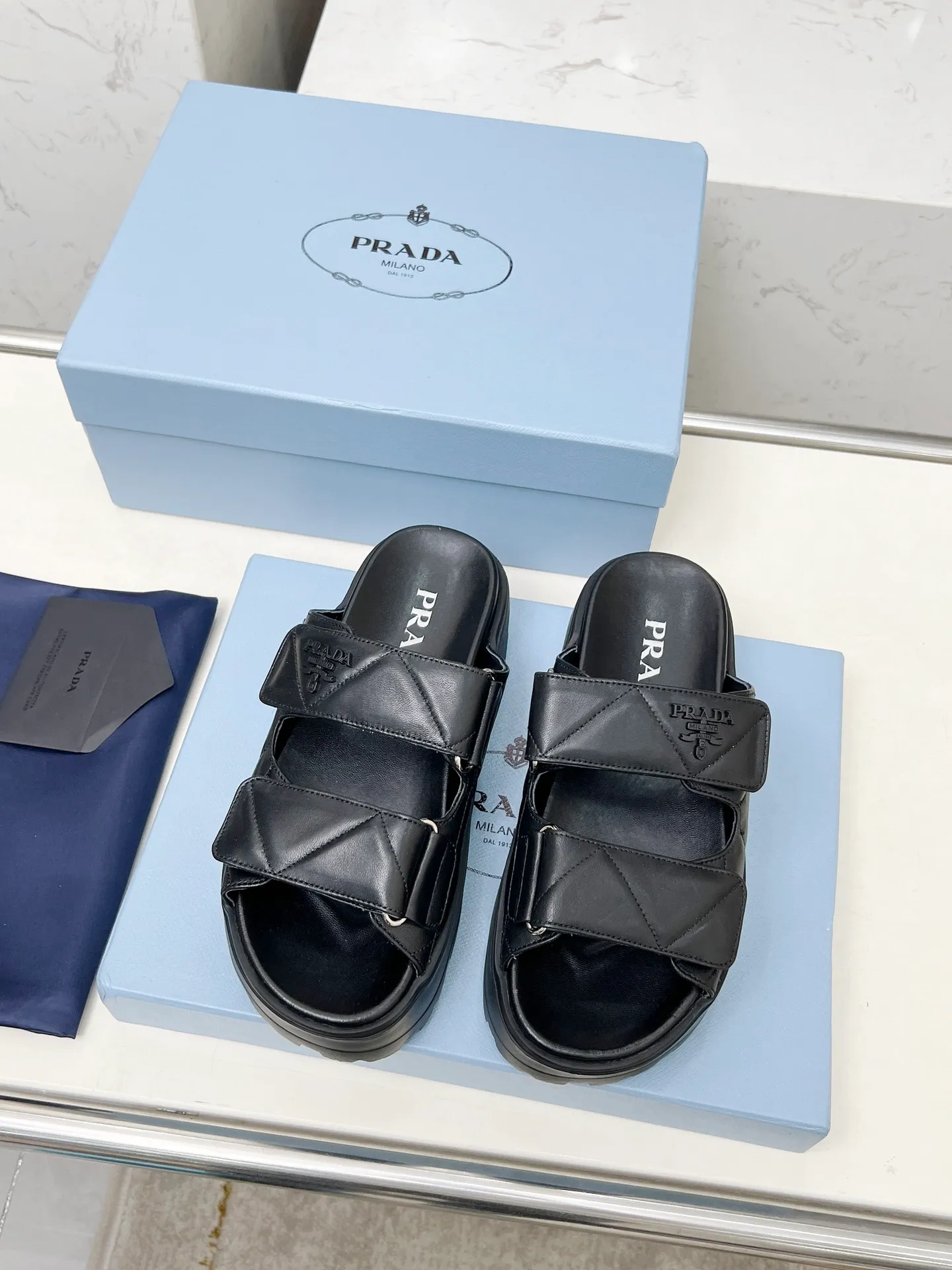 👟👟Ex-factory price 500👟👟 🌸Prada 2025 spring and summer new slippers 💫Velcro sandals The latest catwalk model, classic upgrades, comfort and fashionability coexist. Every color combination looks good, and the design matches different style needs ✅Upper: original customized cowhide ✅Inner lining: original customized sheepskin lining, cowhide feet ✅Outsole: Original molded anti-slip outsole ✅Number of codes: 35-40 (41 customized, non-refundable and non-exchangeable)